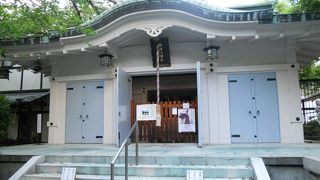 アメリカ村の近くにある真っ白な神社です