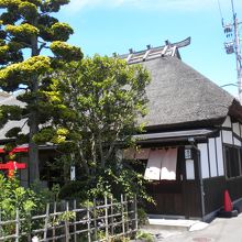 江戸時代の茅葺屋根の武家屋敷を利用した店は風情たっぷり