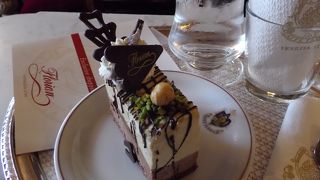 ベネチア最古のカフェ。回廊で生演奏も。