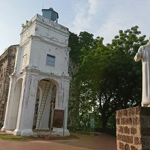 教会の前にあります