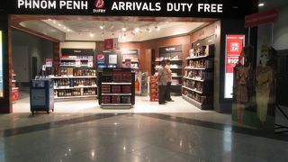 到着階に免税店があります