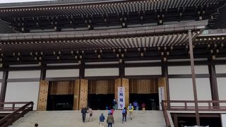 護摩祈祷を行う新勝寺の中心