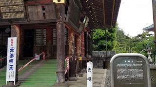 堂々とした姿のかつての本堂