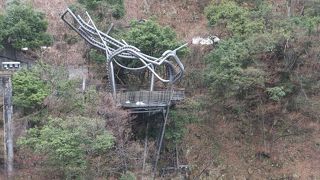 川に突き出たふしぎな造形の展望台