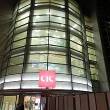 きれいなファッションビルといった感じ。