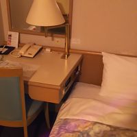 時計は狂っており過信は禁物です。モーニングコールはフロントへ