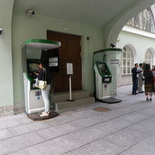 インターネット事前購入者の通路横に券売機が2台。