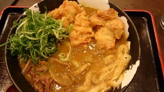 行列必至のうどん店