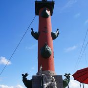 ひときわ目を引く赤い灯台柱