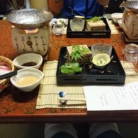 部屋食で供される夕食のしゃぶしゃぶは絶品でした。