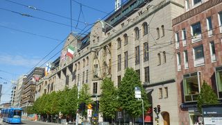 王立公園の北にある老舗百貨店