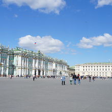 広大な広場を西側から望む