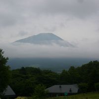 レストラン建物越しの羊蹄山