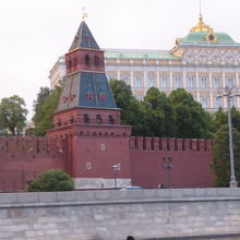 モスクワ川から見た赤い壁とクレムリン
