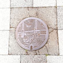 呼子の朝市にあったマンホール。