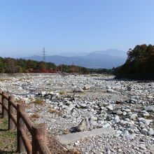 扇状地の特徴である、川底に転がる岩石は大きい。