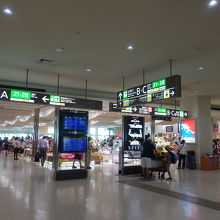 お土産のお店がいっぱい