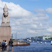 ネヴァ川の向こうに見えるエルミタージュ美術館