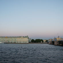 白夜の宮殿橋と対岸のエルミタージュ美術館
