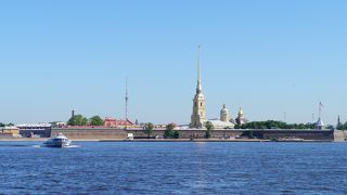 要塞の中にあるペトロパヴロフスク聖堂は必見