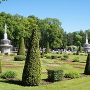 豪華な宮殿と趣向を凝らした噴水が点在する美しい公園
