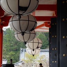 鞍馬寺の境内にしばし座り、風を楽しみました。