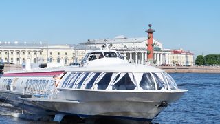 ペテルゴーフへは高速艇で行くと便利です