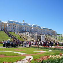 公園から見上げる大宮殿と噴水