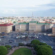 イサク広場のむこうにはニコライ1世の馬上像