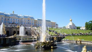 ダイナミックな大滝の噴水と遊び心溢れる噴水