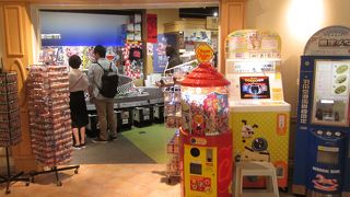 ほぼ売り場面積を占めるラジコンのカーレース