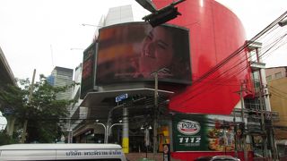 正面には大きいテレビモニターがあります