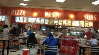 広い、安いスーパーマーケット