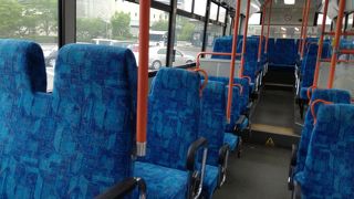 箱根新道経由で小田原へ向かうバスには、一応ハイバックシートが装備されています