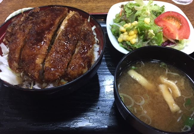 ボリュームたっぷり！おいしいソースかつ丼