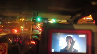 座席の前に小さいテレビモニター