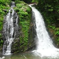 温泉街の奥に滝がある