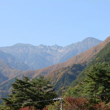 中央の飛び出た山が宝剣岳です。