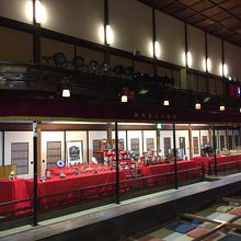 花道にはお雛様が