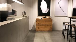 アイスコーヒーを飲む