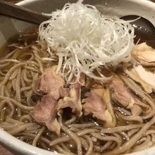 冷たい肉そば、大盛り。８５０円でした。