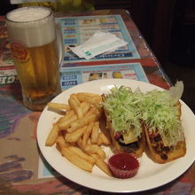 ビーフ、チキンとポテトのセット