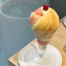 桃のパフェ。1300円。