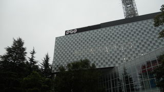 西側にＨＮＫ関連のお洒落なビルが建ちました