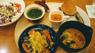 8月の「セリーナ」はキューピーとコラボ、野菜たっぷりのランチプレートを