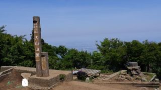 相模湾と市街地の眺望が広がる山頂には古くから信仰を集める神社が。