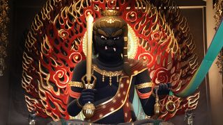 中国三十三観音霊場6番札所、本尊は十一面観音です。大きな青い不動明王さまは確かに厄除けしてくれそうな雰囲気を漂わせています。