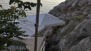 目の前が海のお洒落なカフェ