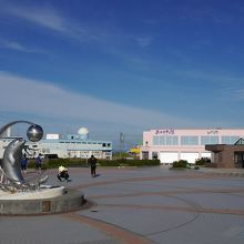 公園から見ると水族館と一体化して見えます