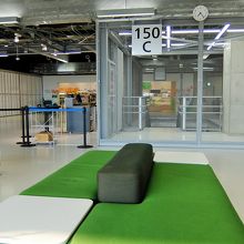 出発ロビーにある売店は待合室の反対側にあります。